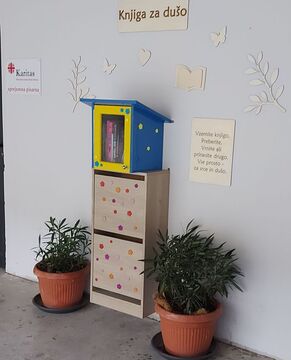 Iz hiške si lahko vsakdo vzame knjigo ali pa v njej pusti svojo. 